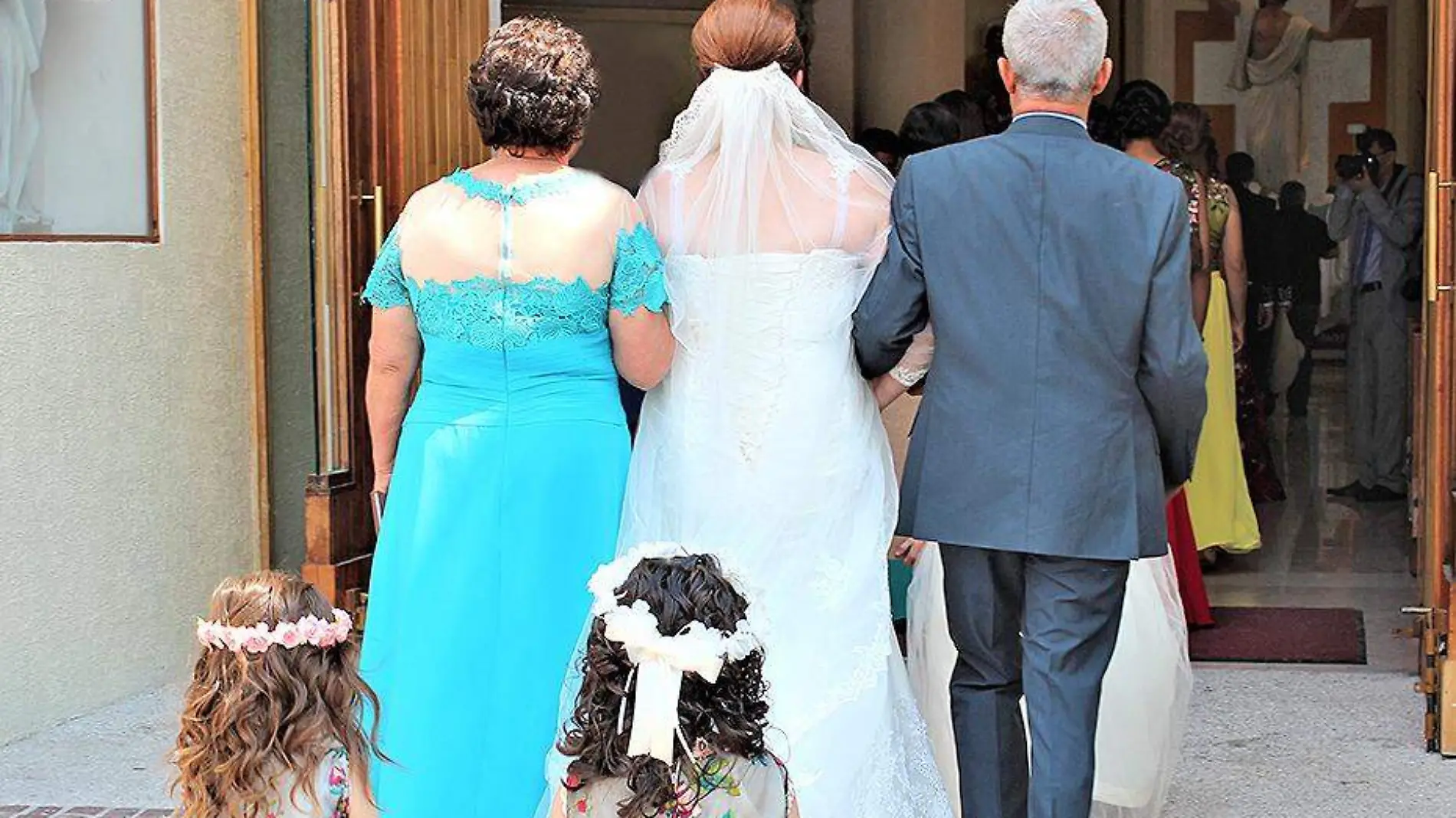 novia entrando a templo